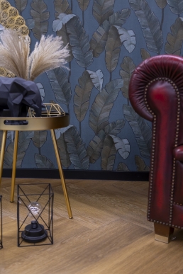 Designboden in Holzoptik mit dekorativen Wandpaneelen in Blattstruktur in der Ausstellung von Günstigeböden.de in Leingarten bei Heilbronn.