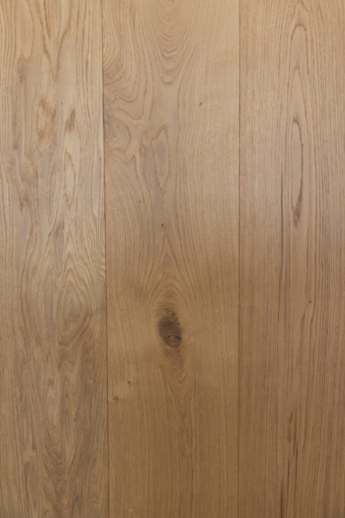 Detailaufnahme von hochwertigem Eiche Parkett mit natürlicher Holzmaserung.