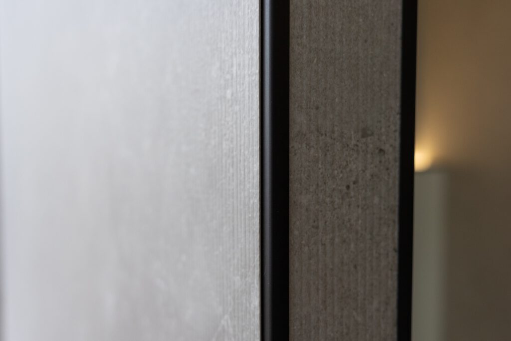 Detailaufnahme moderner Wandpaneele für Badezimmer Renovierung und Sanierung.
